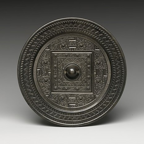 640px-漢_青銅博局鏡-Mirror_with_Game_Board_Design_MET_17.118.42.jpg