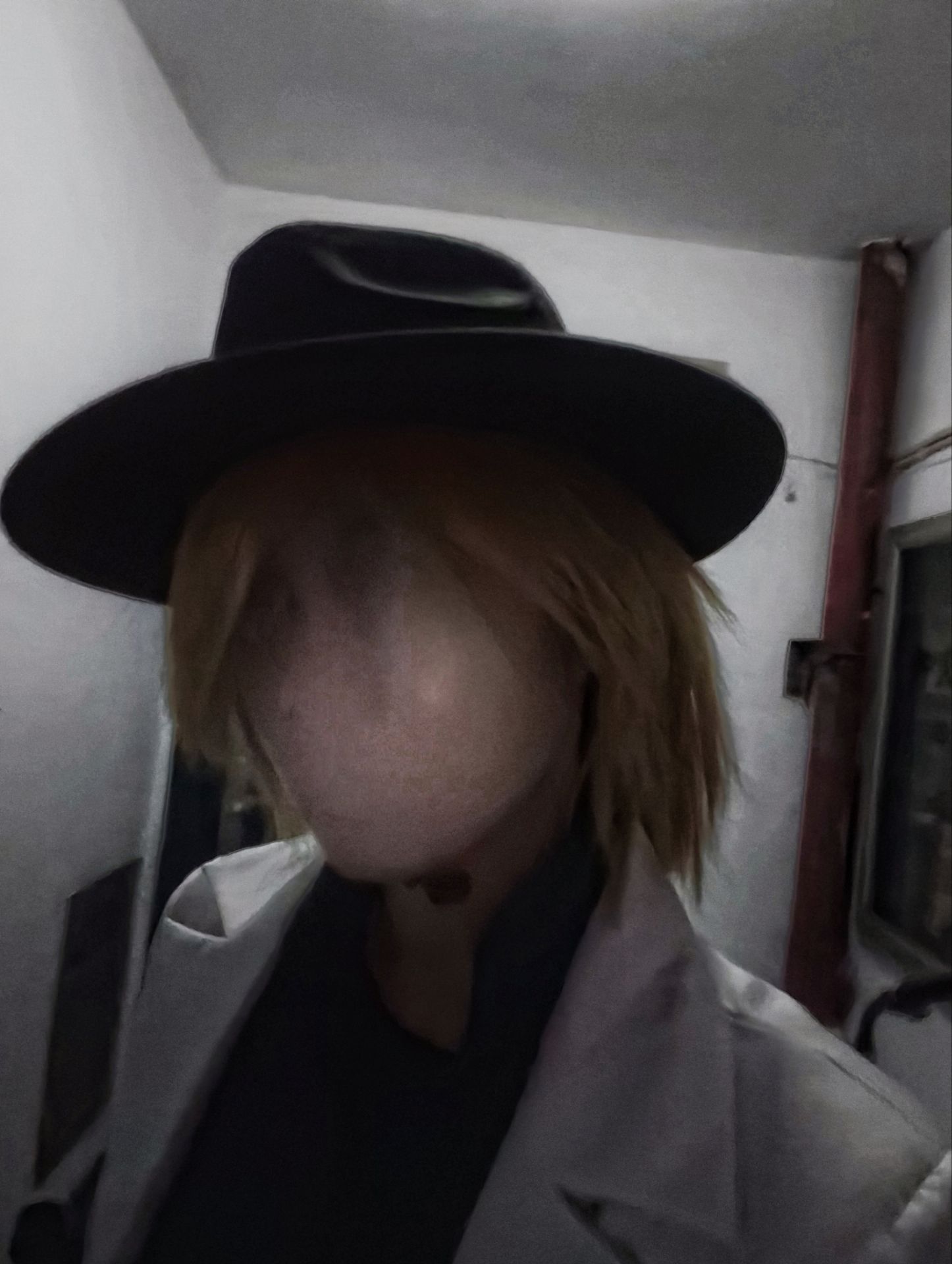 Clef在居民楼里的自拍