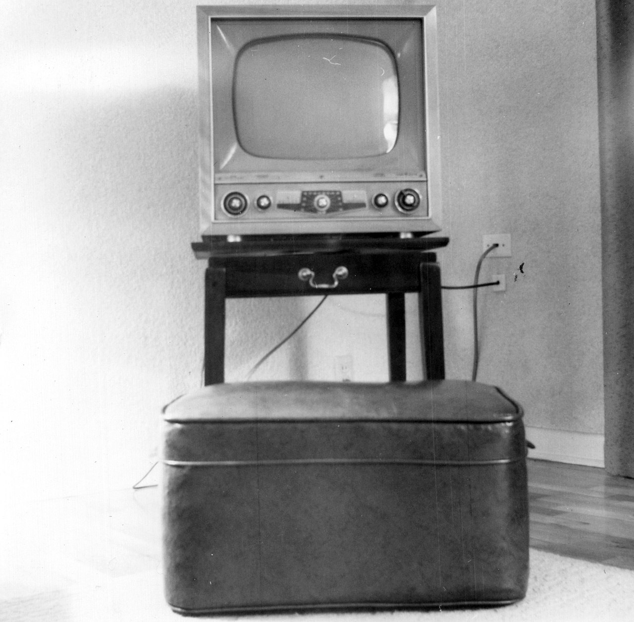 1280px-Television_set_from_the_early_1950s.jpg