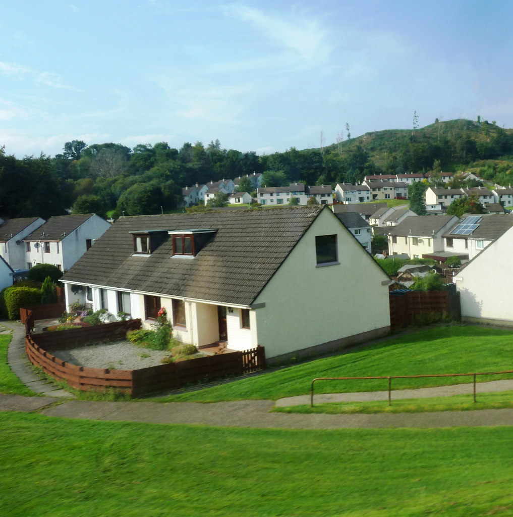 Housing_Estate_in_Strathpeffer_-_geograph.org.uk_-_5215691.jpg