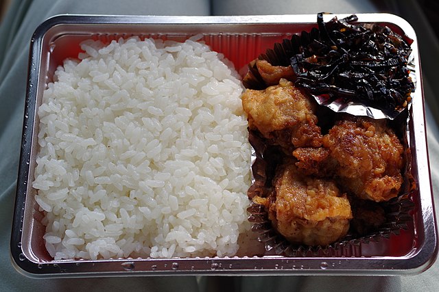 640px-あらいやオートコーナーのからあげ弁当_(7255328046).jpg