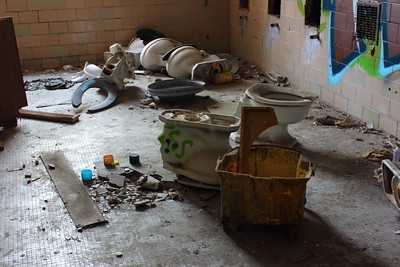 Bathroom - Restroom ruins2