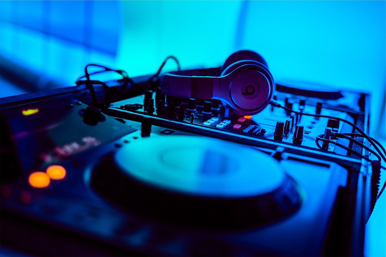 pioneer-698515_1280.jpg