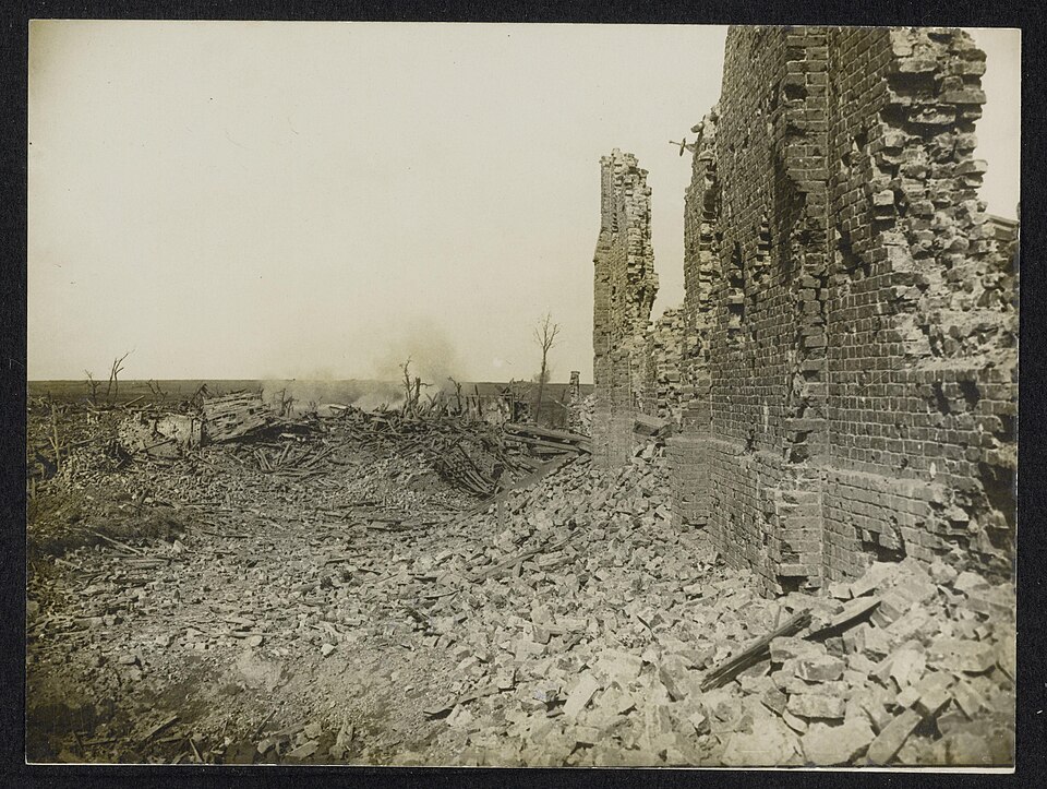 One_of_the_walls_of_the_church_at_Courcelette_which_the_Huns_continue_to_shell._,_Bestanddeelnr_158-1124.jpg