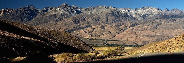 Sierra_Nevada_from_Hwy_168.jpg