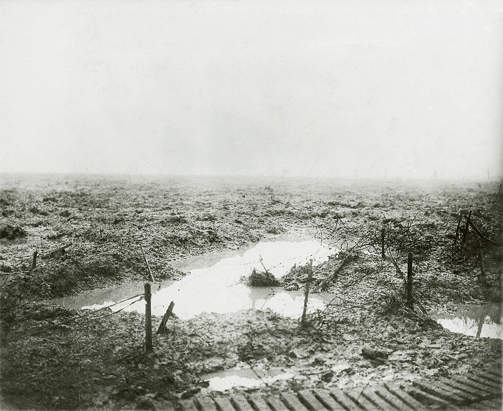 1024px-Second_Battle_of_Passchendaele_-_Barbed_wire_and_Mud.jpg