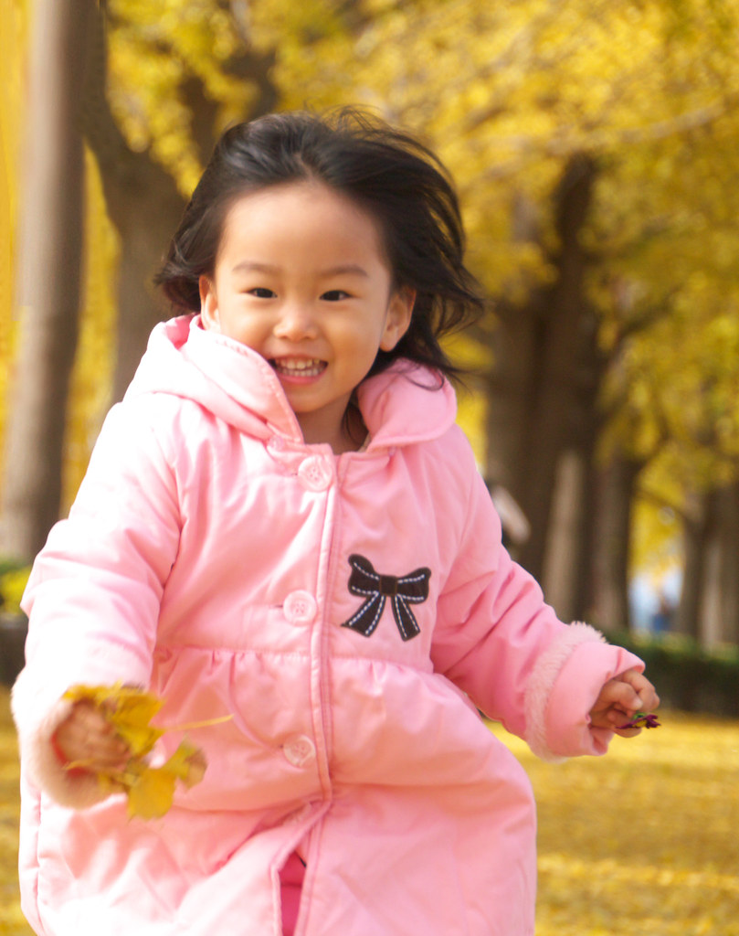 Little_girl_running_to_her_daddy.jpg