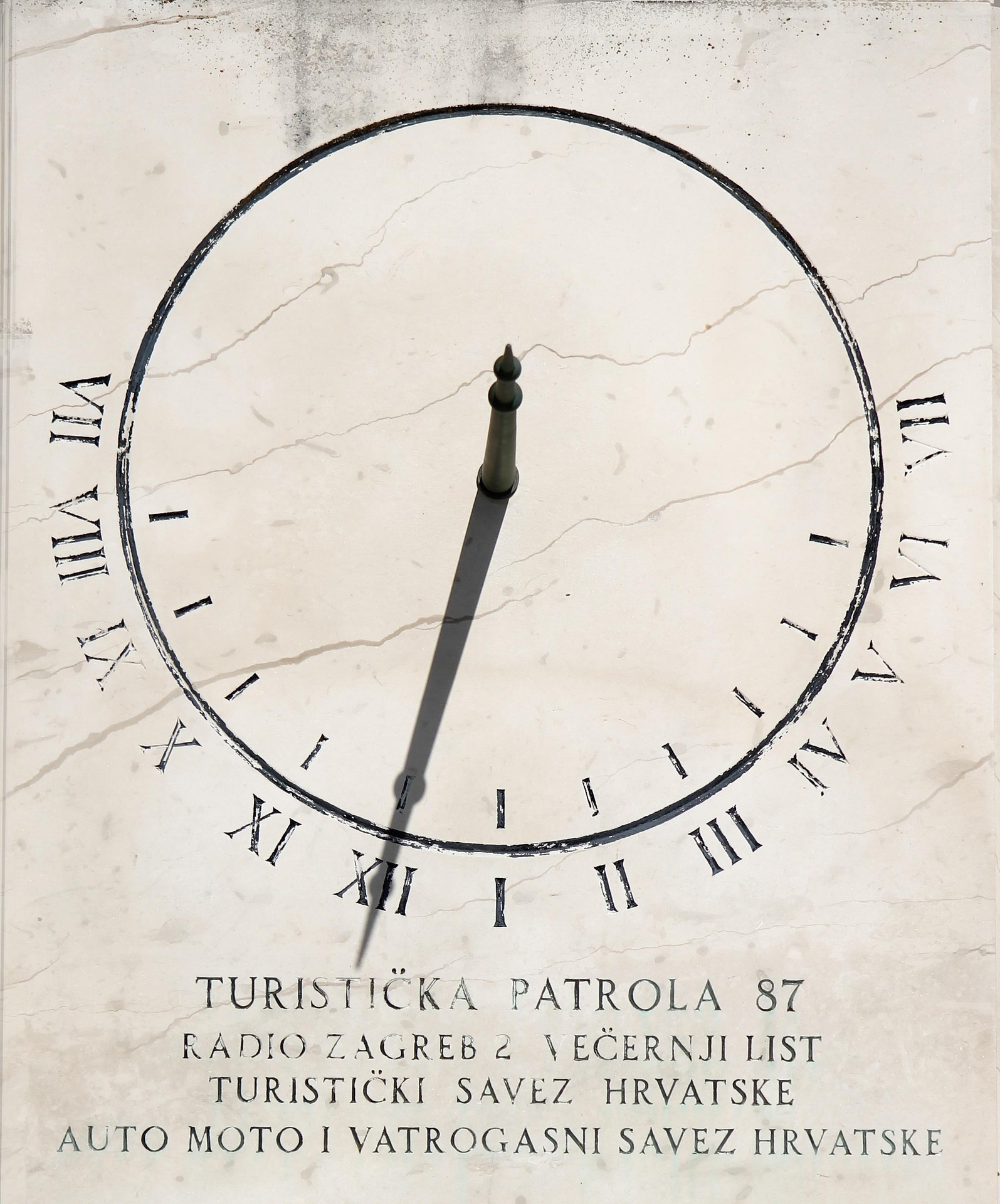 sundial-531857_1920.jpg