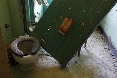 Bathroom - Restroom ruins1