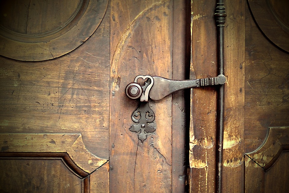 church-door-1927074_960_720.jpg