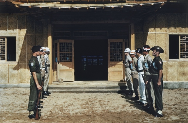 由国家超常机构士兵组成的联合国军仪仗队
