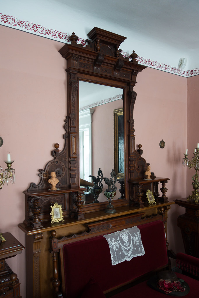 Antiquemirrorwithfinewoodworking.jpg