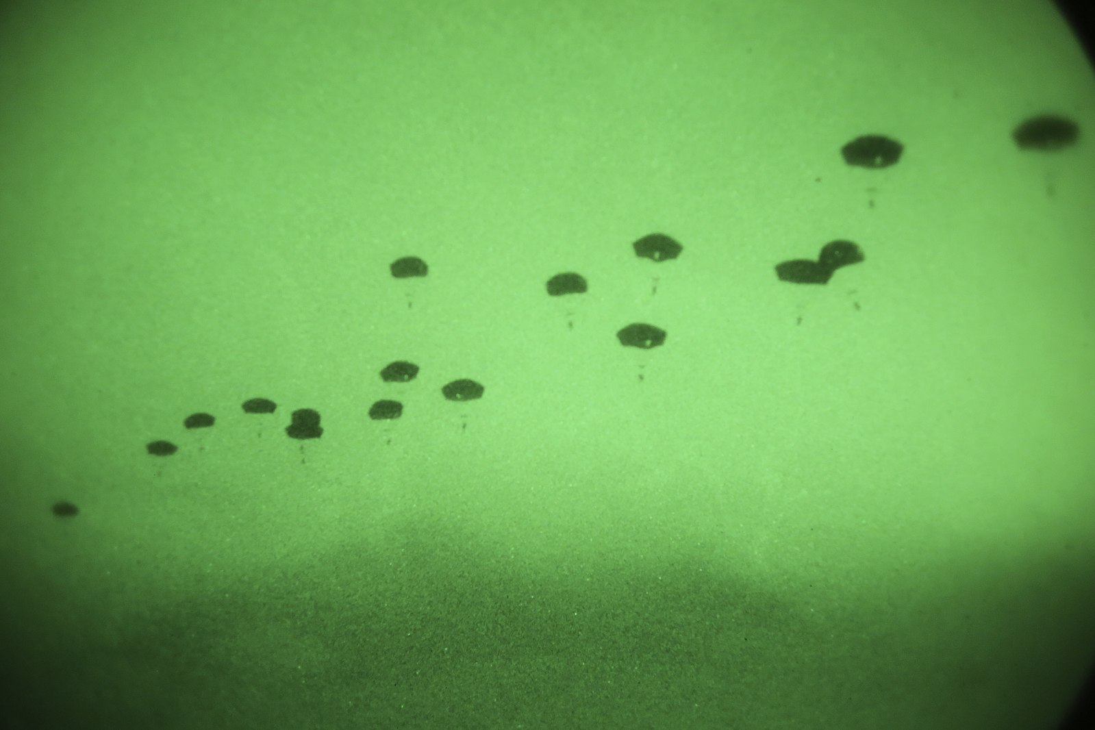 美国伞兵夜间空降