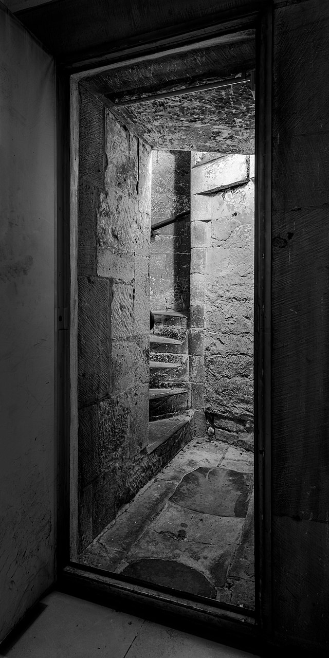 Dülmen,_St.-Viktor-Kirche,_Aufgang_zum_Kirchturm_--_2021_--_6700-2_(bw,_crop).jpg