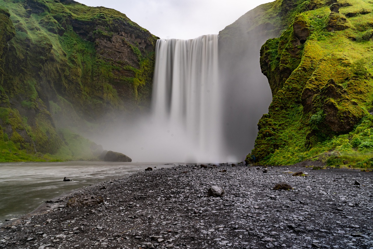 waterfall-6473754_1280.jpg