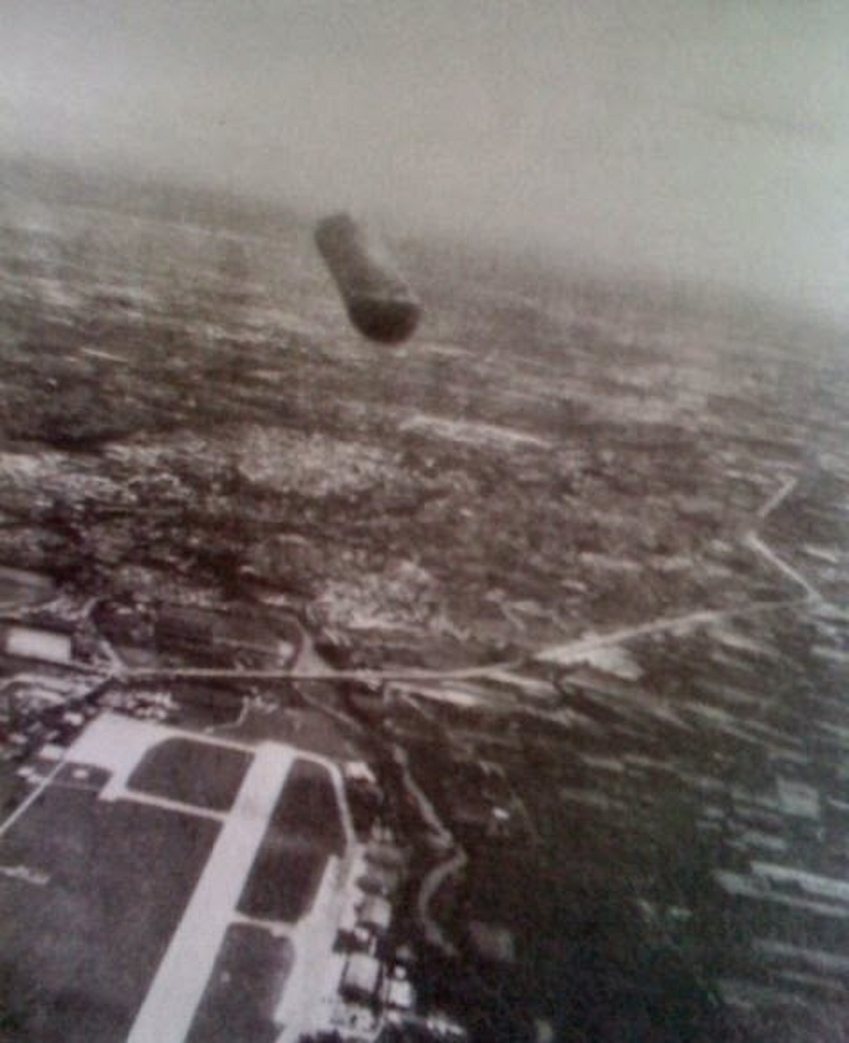 UFO_photographed_by_Italian_pilot_Giancarlo_Cecconi,_1979.jpg