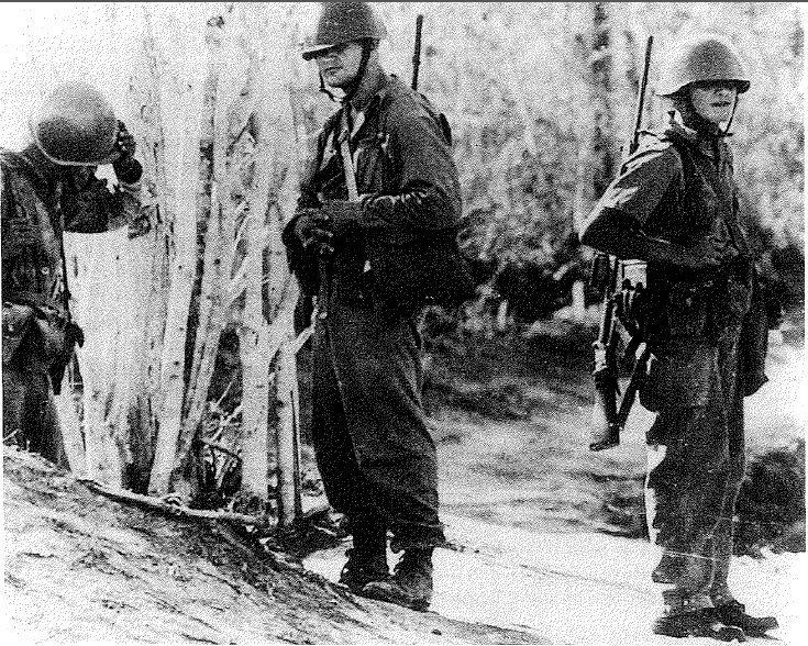 Cuban_soldiers_outside_Guantanamo.jpg