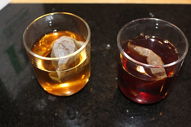 640px-Tea_made_in_cold_water_and_hot_water.jpg