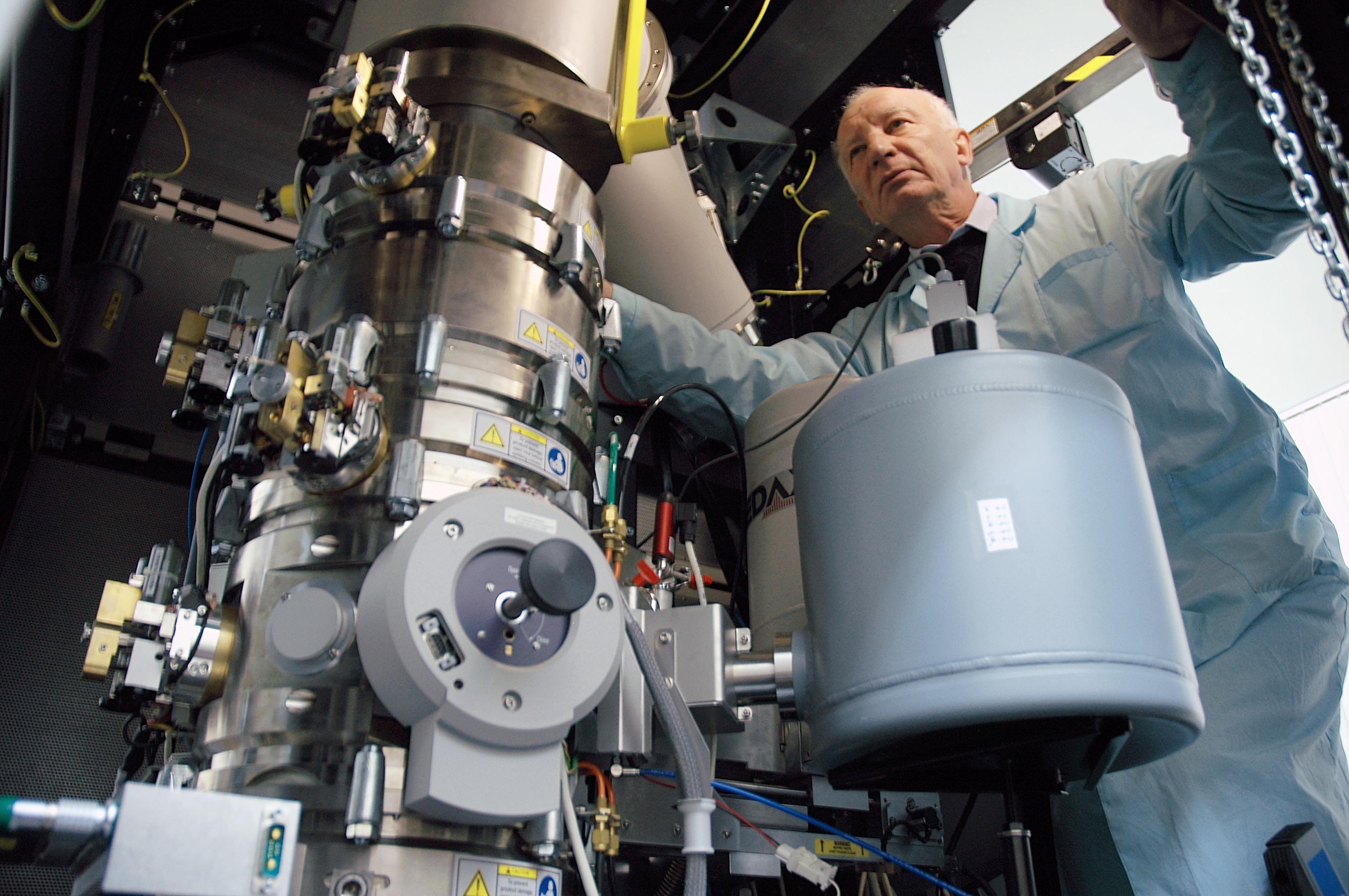 Electron_microscope_ISP.jpg