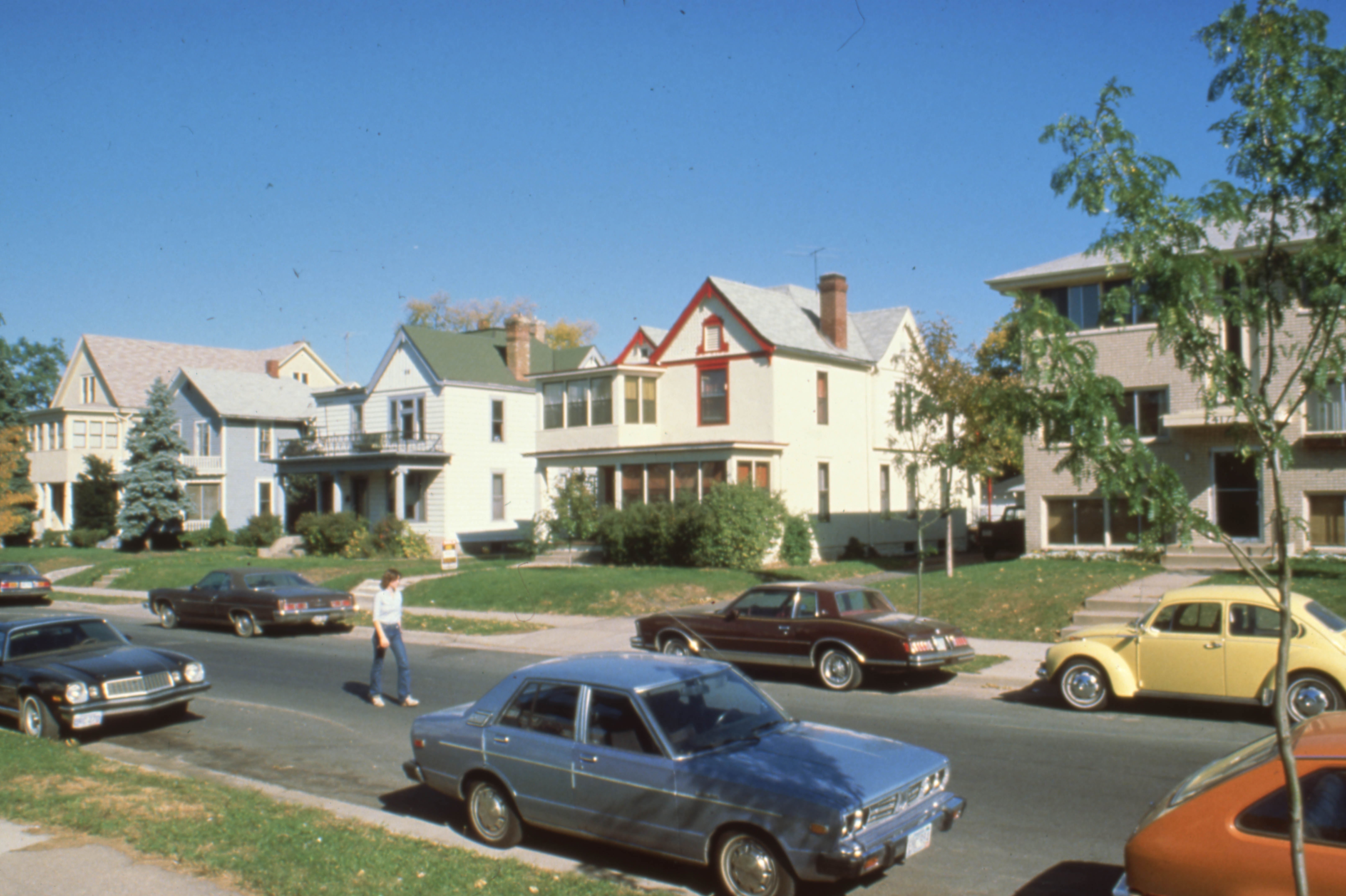 Minneapolis_Residential_Street_(20093245783).jpg