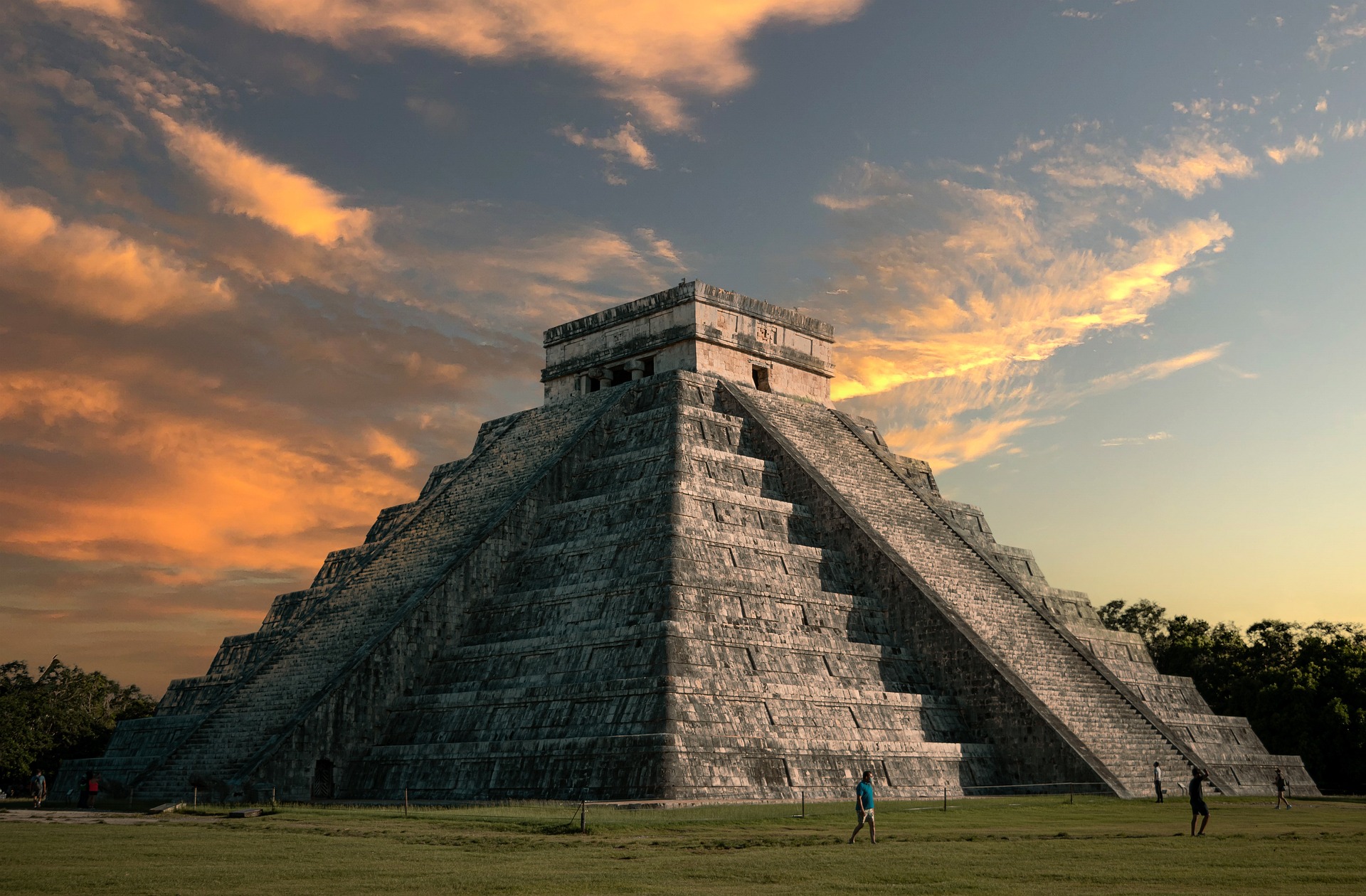 pyramid-5744558_1920.jpg