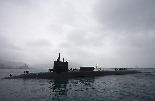 640px-US_Navy_110430-N-4366B-100_The_Ohio-class_guided-missile_submarine_USS_Michigan_(SSGN_727)_arrives_in_Busan_for_a_routine_port_visit.jpg