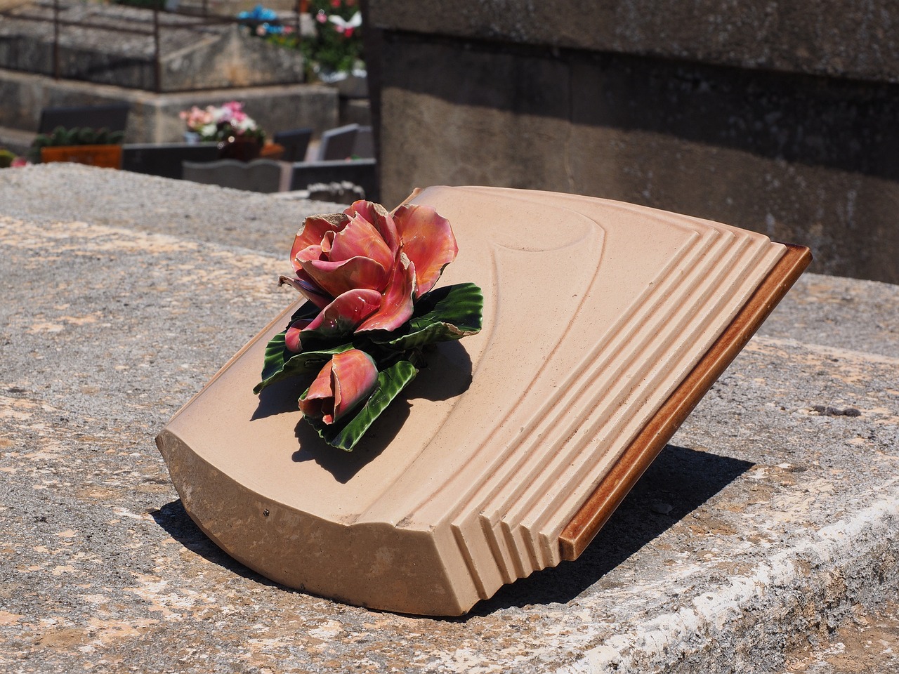 grave-decoration-1521753_1280.jpg