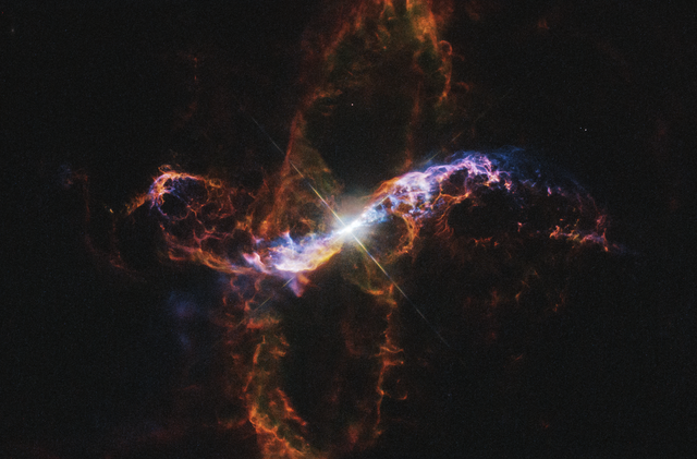 640px-Symbiotic_System_R_Aquarii.png