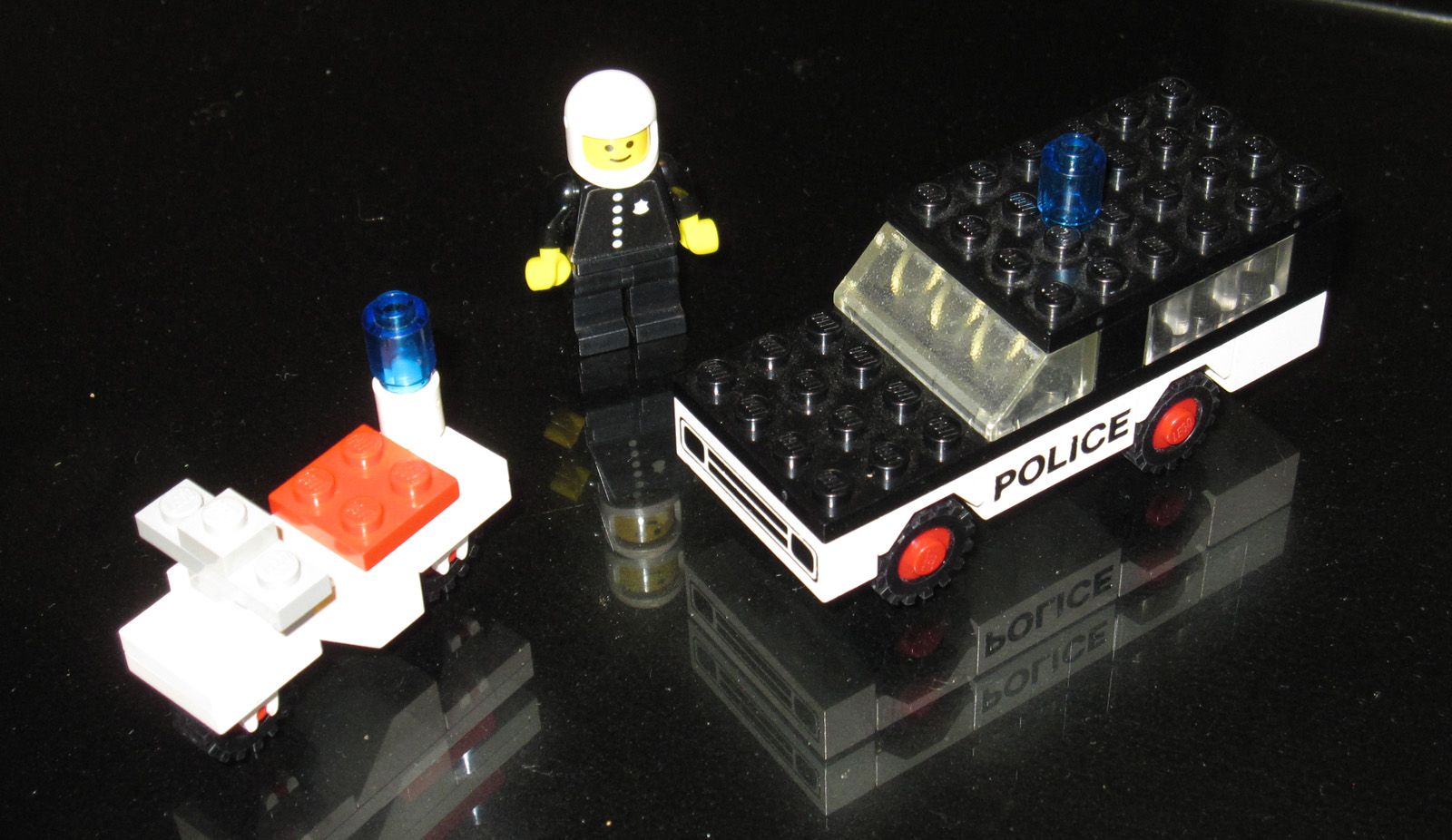 Lego_Town_-_Set_540_Police_Units_(8028921281).jpg