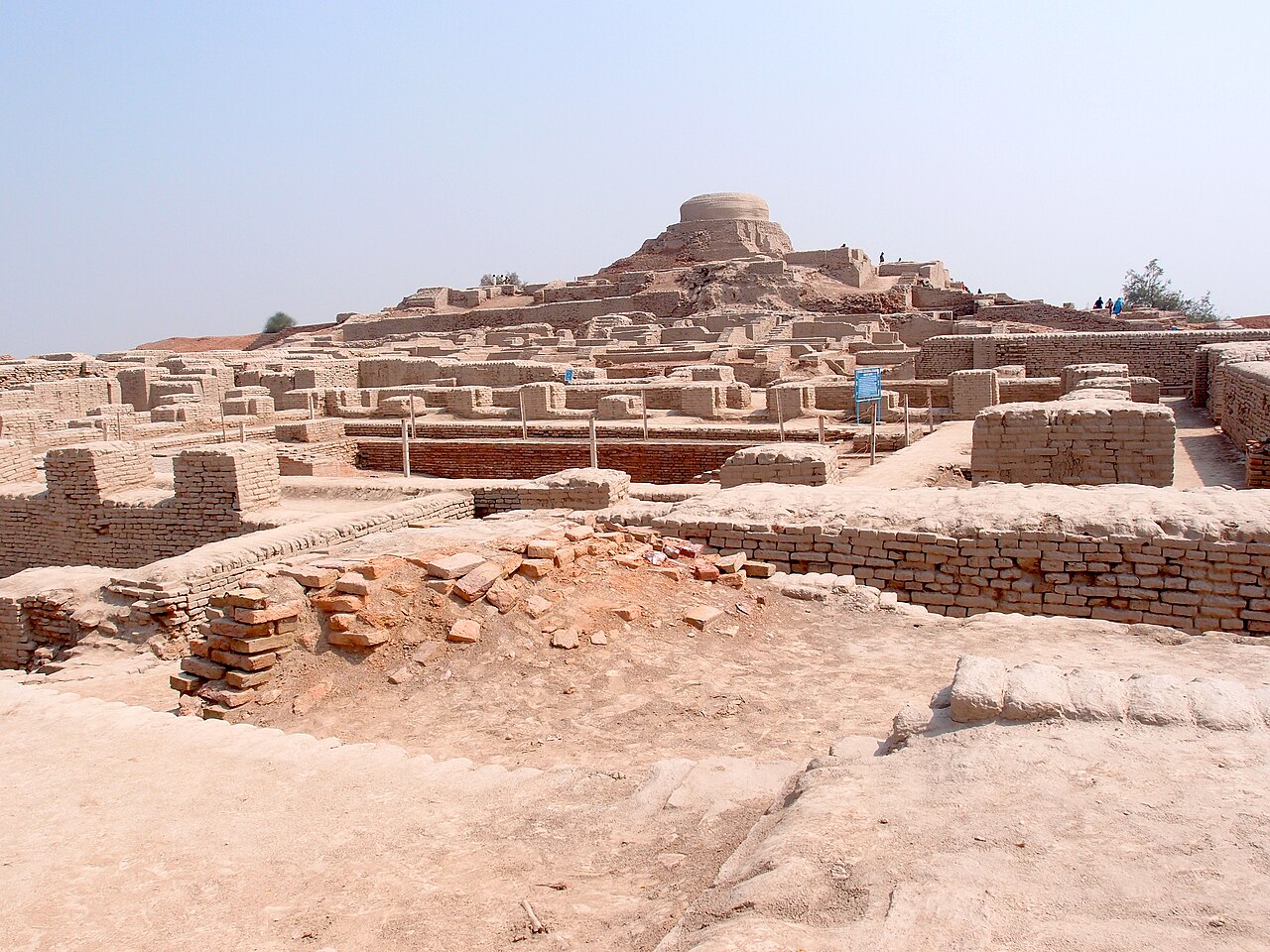 1280px-Mohenjodaro_-_view_of_the_stupa_mound.JPG
