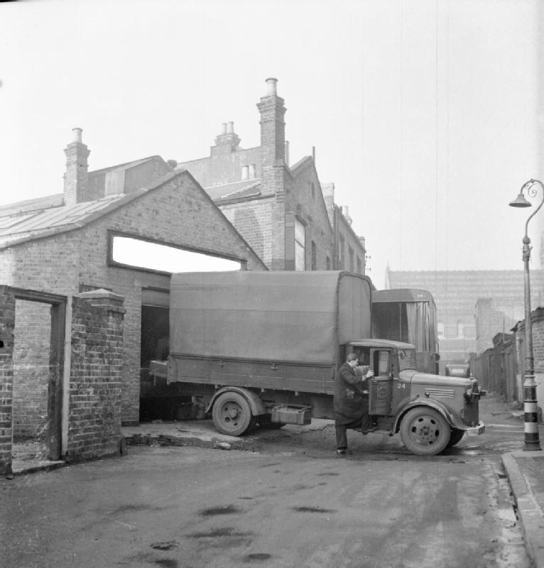Sten_Gun_Production_in_Britain,_1943_D12333.jpg