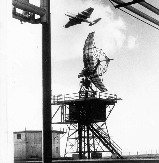 B-57轰炸机飞跃美国雷达站