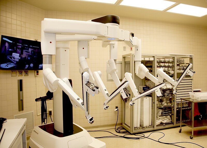800px-WBAMC_first_in_DoD_to_use_robot_for_surgery_160426-A-EK666-506.jpg