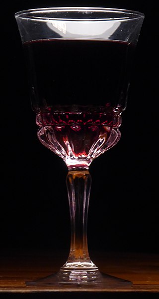 Rotwein_im_Kristallglas.jpg