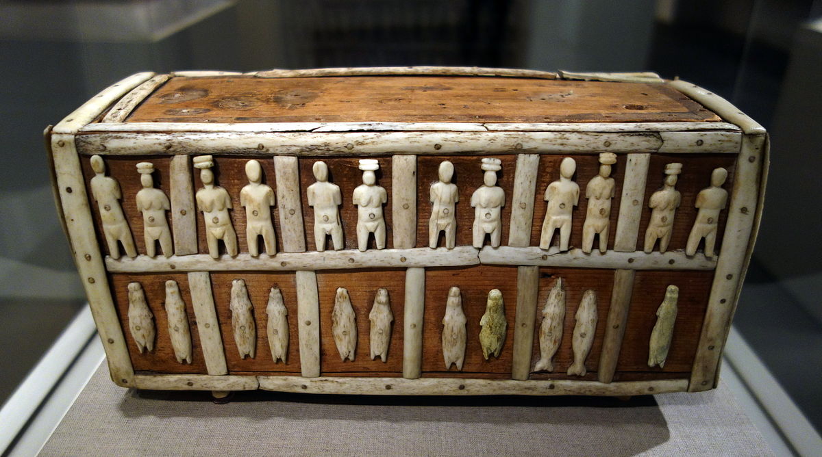 1200px-Wooden_box_with_human_and_animal_figues,_Greenland,_Angmagssalik,_Kalaallit,_c._1890,_wood,_bone,_ivory_-_De_Young_Museum_-_DSC00273.JPG