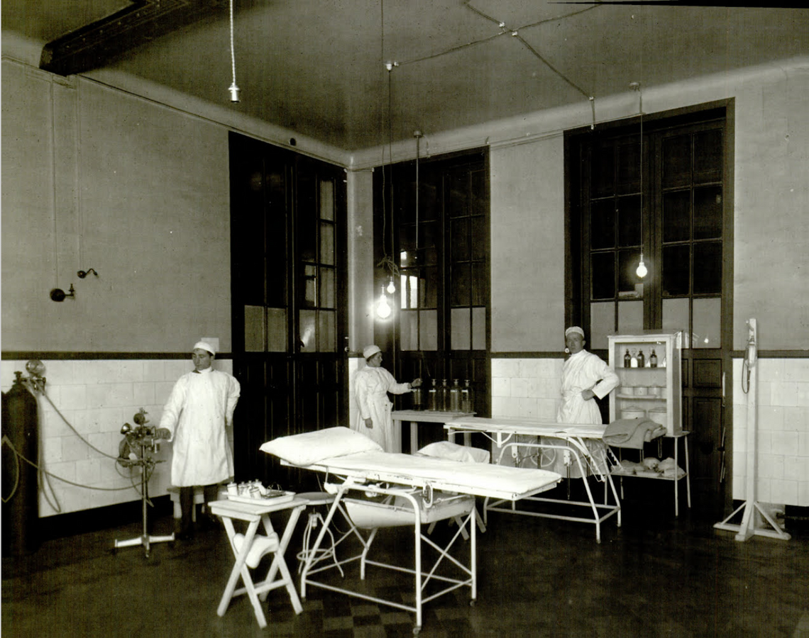 1140px-Surgical_assistants_in_WW1_U.S._Military_Hospital_No._57_Operating_Room.png