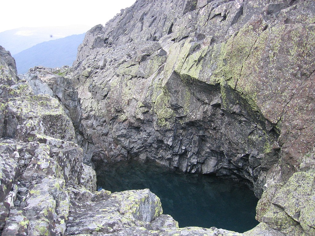 1024px-Озеро_на_Серебрянке_-_panoramio.jpg