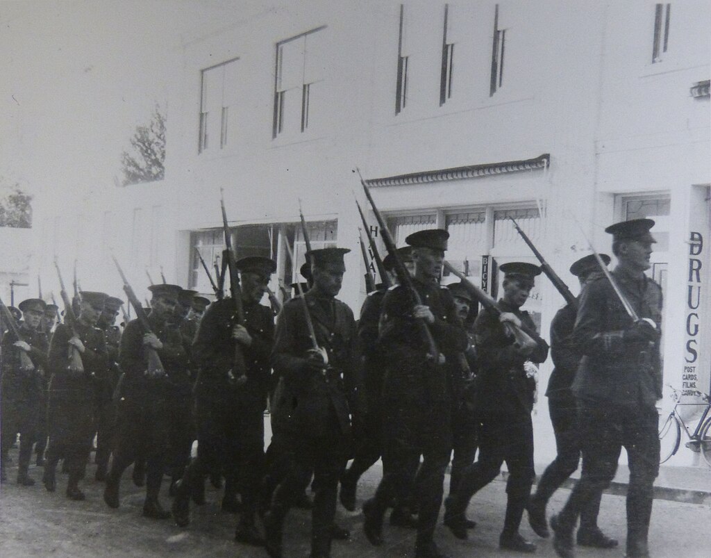 1024px-38th_Battalion_(Ottawa),_CEF_on_Queen_Street,_City_of_Hamilton,_Bermuda_in_1915.jpg