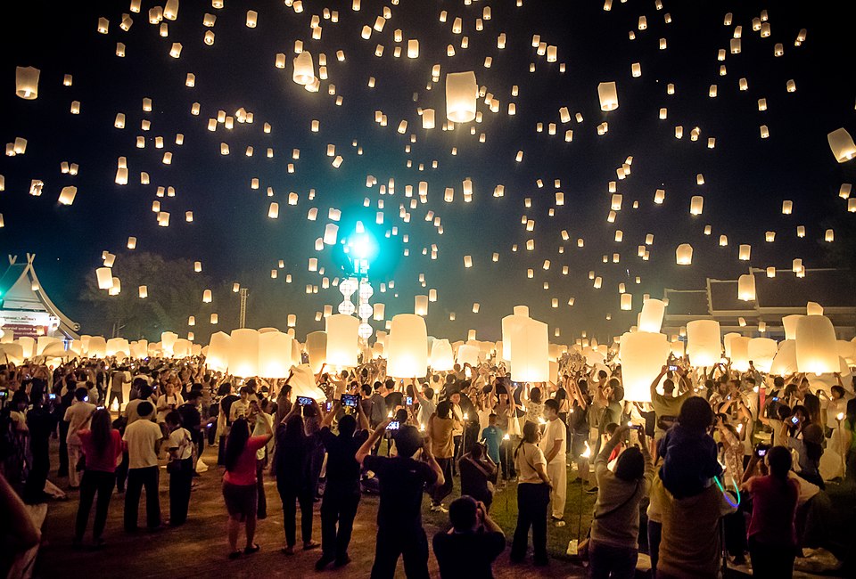 960px-Festival_Yi_Peng._ChiangMai,_Tailandia._(16.jpg