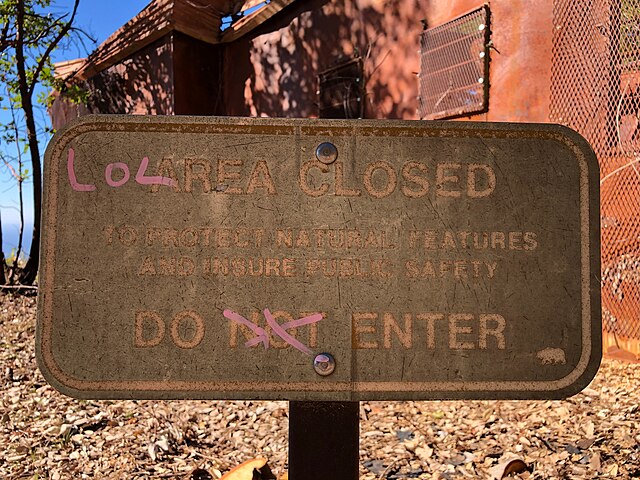 Tin_house_big_sur_closed_sign.jpg