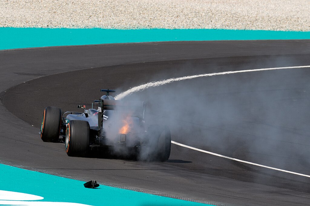 1024px-Lewis_Hamilton_engine_failure_2016_Malaysian_GP_2.jpg
