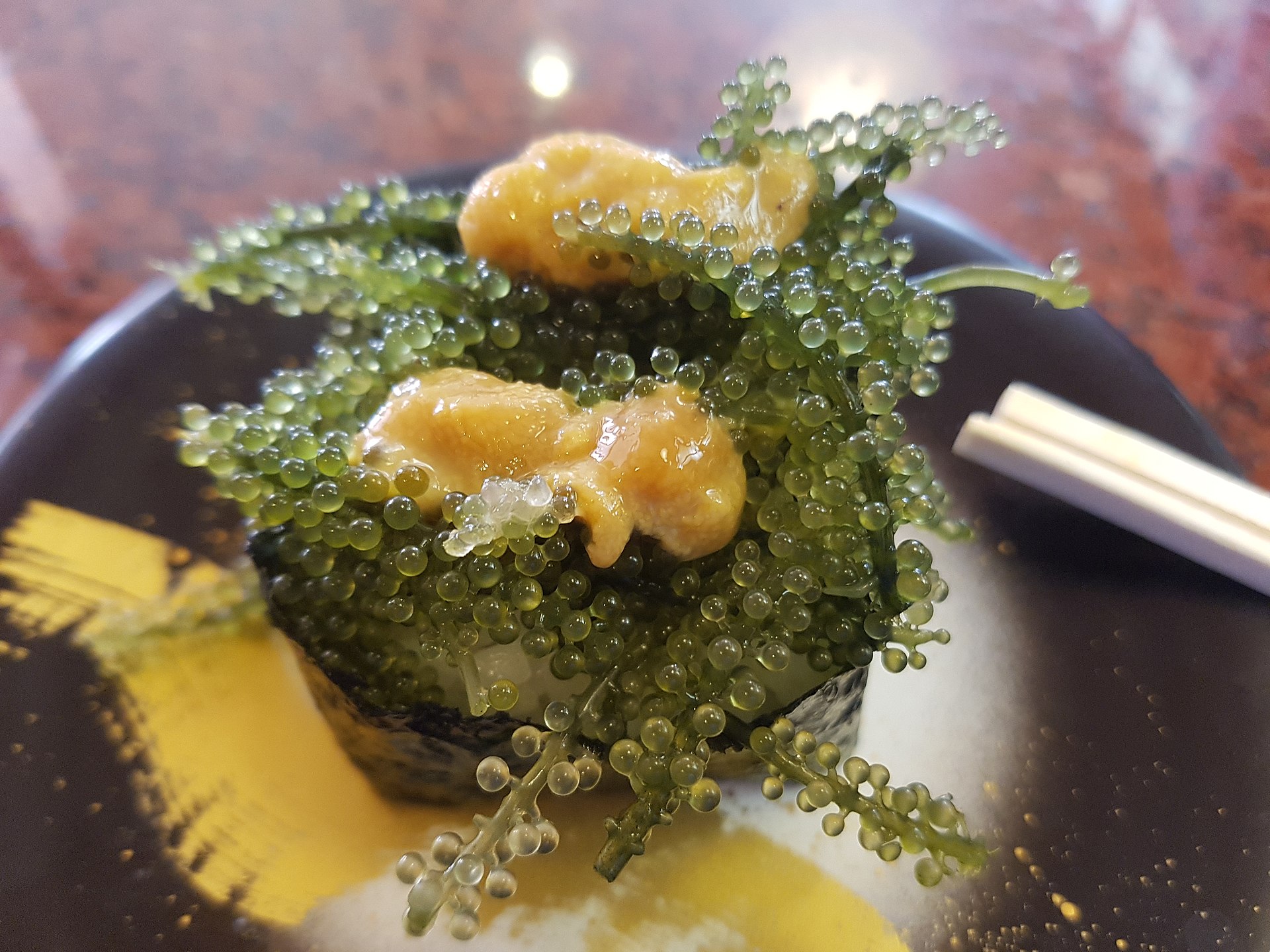 1920px-Okinawa_sea_grape_on_sushi.jpg