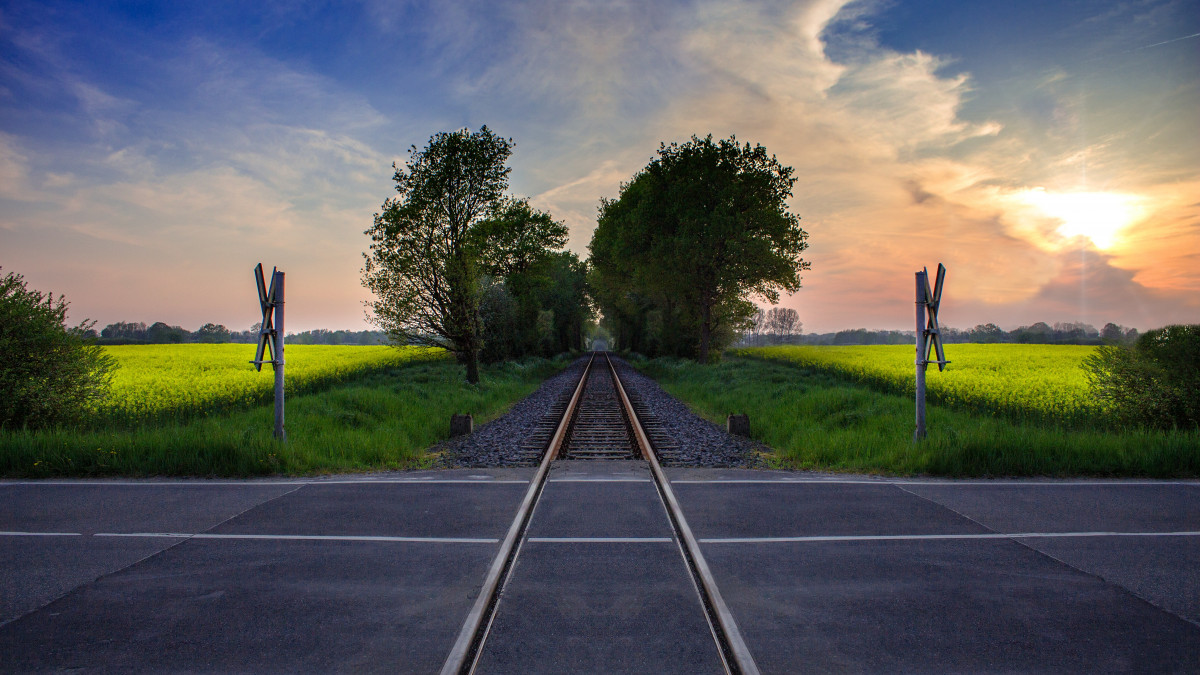 level_crossing_gleise_train_seemed_fast_transport_street_sign_travel-623501.jpg