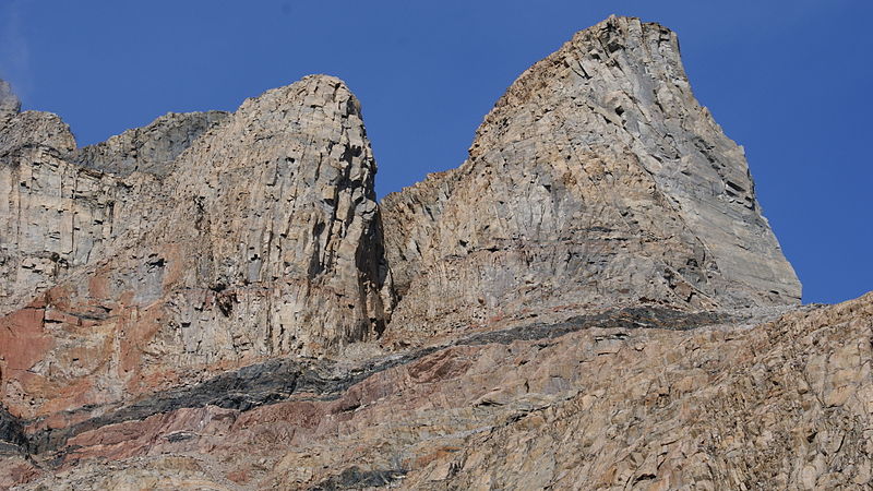 800px-Uummannaq-mountain-southeastern-pillar-trabants.jpg