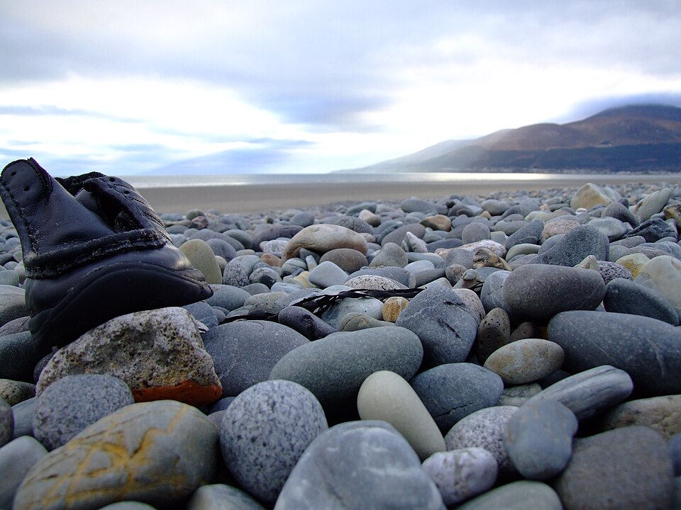 Shoe_on_a_beach_(383100753).jpg