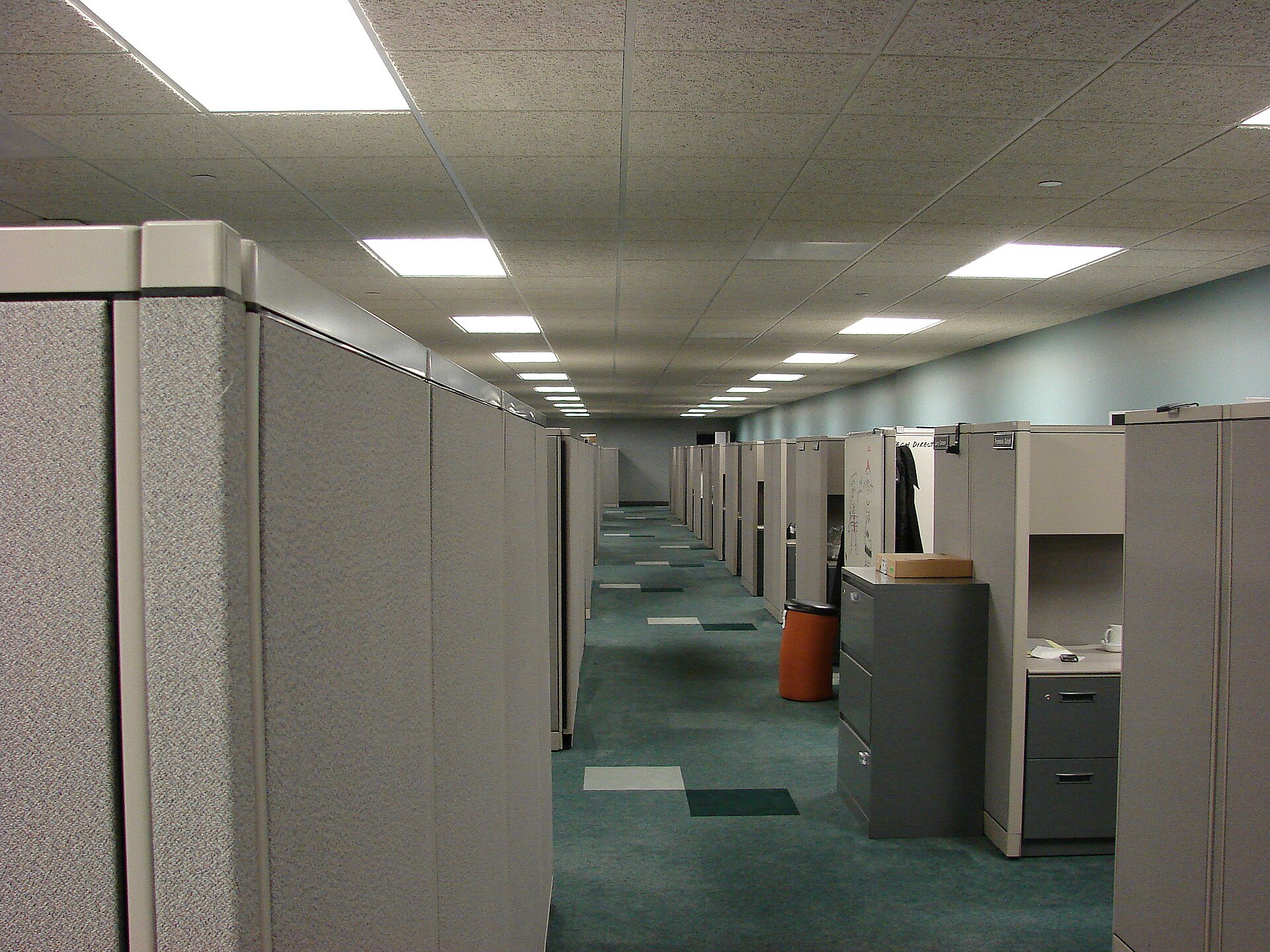 1920px-Office-Cubicals-5205.jpg